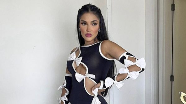 Flay causou reações em post com vestido cheio de fendas e transparência (Instagram)