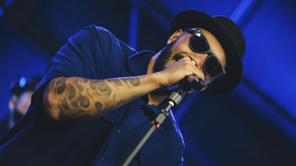 Rapper paulistano Felipe Flip lança nova versão do seu álbum "Pela Cor"