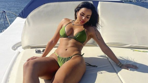 Gabily posa com biquíni verde em passeio de barco e arrasa (Instagram)