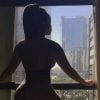 Iza arrasa e destaca beleza em clique na janela (Instagram)