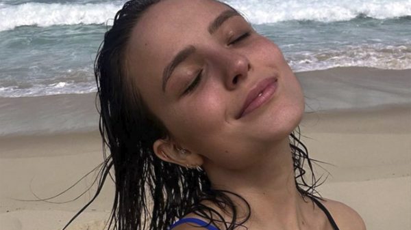 Larissa Manoela encantou com boa forma em dia de praia (Instagram)
