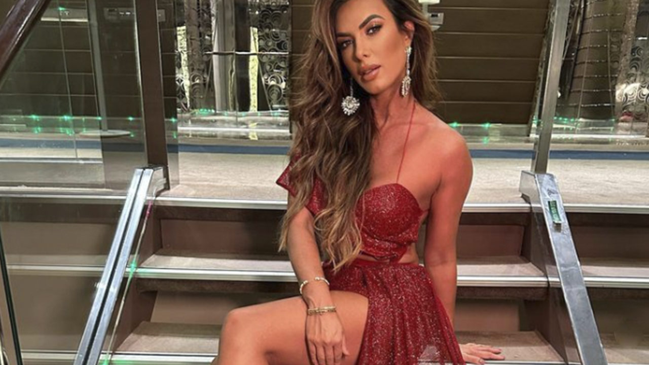 Nicole Bahls capricha na pose com vestido insinuante e destaca beleza (Instagram)