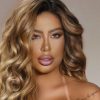 Rafaella Santos exibe marquinha de bronze em ensaio e seguidores reagem