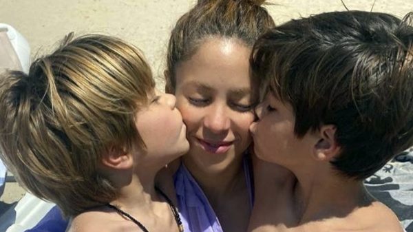 Shakira posa com os dois filhos, frutos do relacionamento com o ex-jogador Gerard Piqué