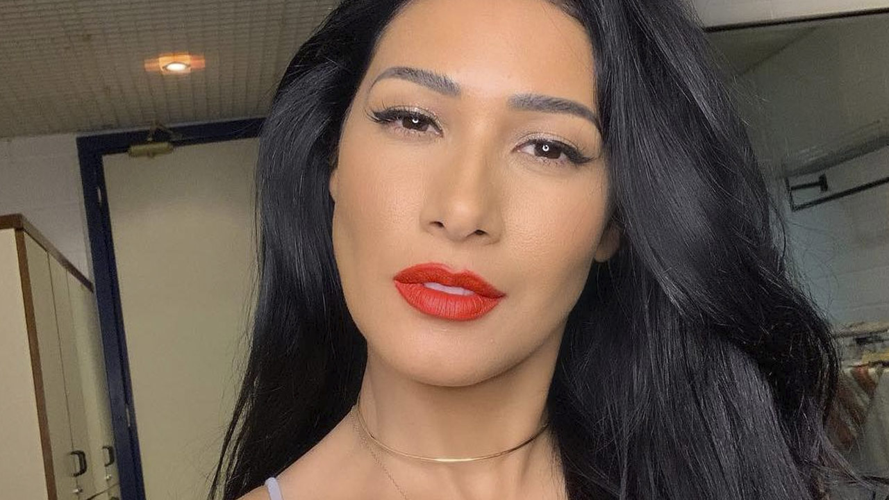 Simaria causa nas redes com look vermelho colado e cheio de fendas