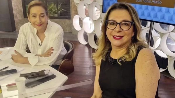 Sônia Abrão e Márcia Piovesan na bancada do programa "A Tarde É Sua"