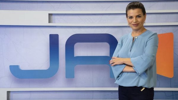 Denise de Medeiros comanda o Jornal do Almoço na NSC TV, afiliada da Rede Globo (Divulgação)