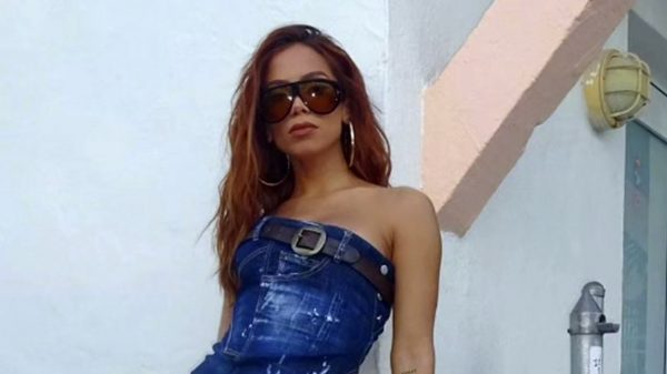 Anitta quebra padrões e esbanja originalidade em look