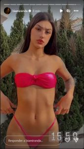Bia Miranda arrasa em ensaio com biquíni rosa