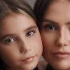 Deborah Secco encanta em foto combinando look com a filha Maria Flor