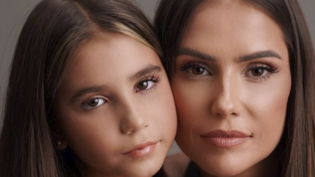 Deborah Secco encanta em foto combinando look com a filha Maria Flor
