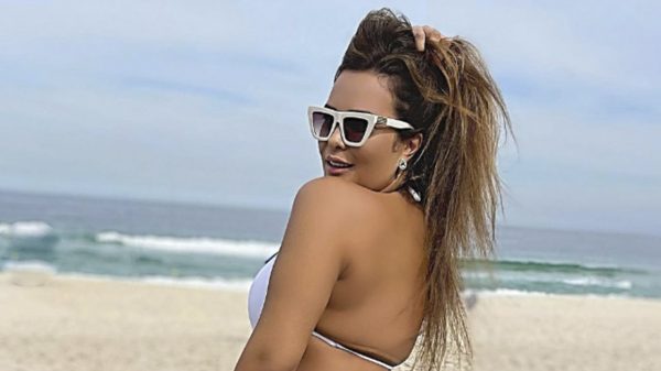 Geisy Arruda impressiona seguidores em dia de praia com biquíni branco (Instagram)