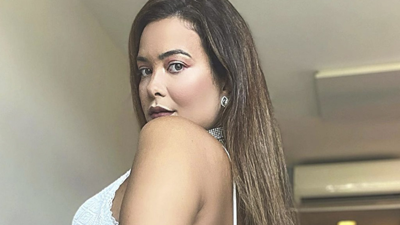 Geisy Arruda revela tatuagem em clique com lingerie super cavada (Instagram)
