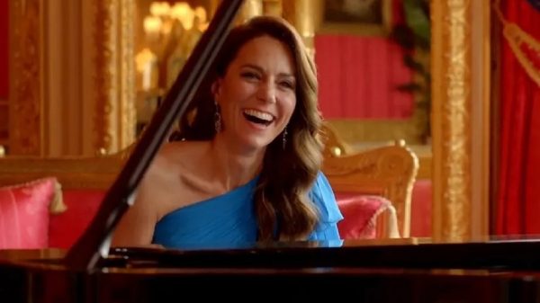 Princesa Kate faz aparição surpresa e toca piano em homenagem à Ucrânia no Eurovision (Reprodução/Twitter)