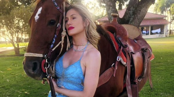Lívia Andrade esbanja beleza em ensaio com cavalo (Instagram)