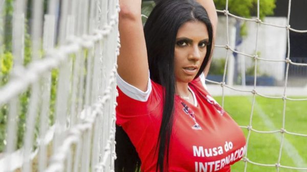 Morgana Mendes é musa do Internacional e parou as redes com um ensaio no campo de futebol