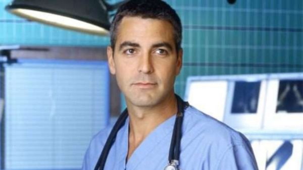 George Clooney - como Dr. Ross - em cena de ER Plantão Médico (Reproducão)