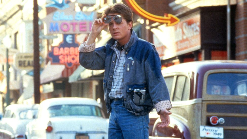 Cena do clássico De Volta para o Futuro com Michael J. Fox com visual jeans anos 80 (Reproducão)
