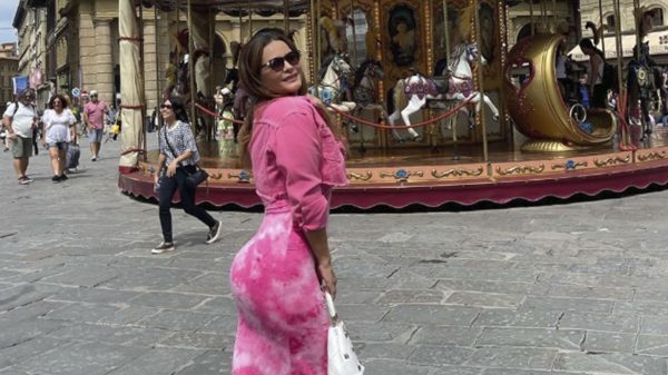 Geisy Arruda ostenta curvas em vestido rosa e viraliza nas redes (Instagram)