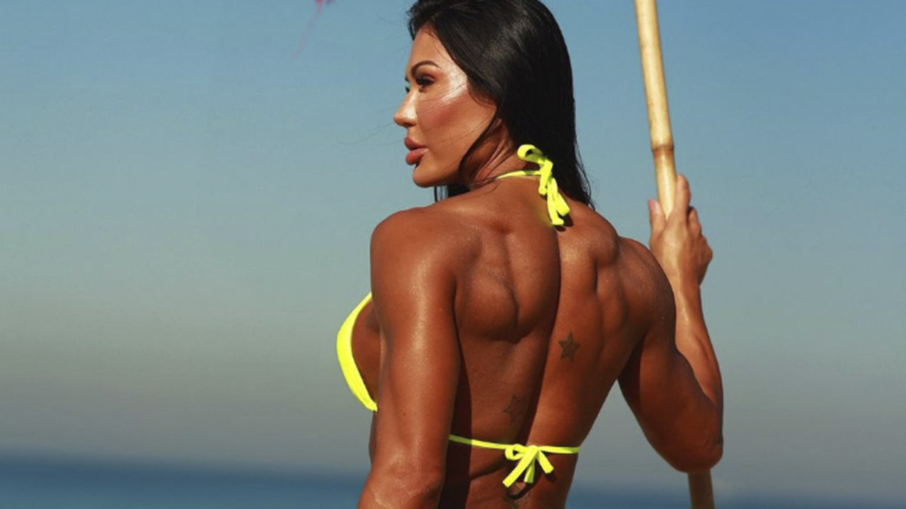 Gracyanne Barbosa impressiona com bumbum na nuca em foto na praia