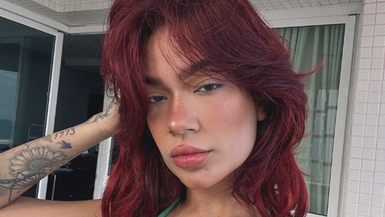 Lara Silva arrasa e ostenta volume em selfie com biquíni e seguidores reagem