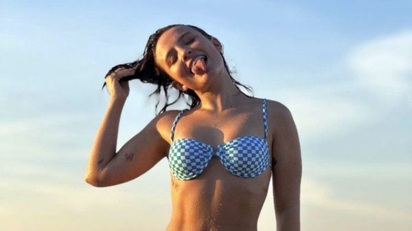 Larissa Manoela esbanja simpatia e beleza em dia de praia e deslumbra seguidores (Instagram)