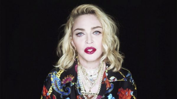 Madonna adia turnê e empresário informa sobre quadro de saúde da cantora
