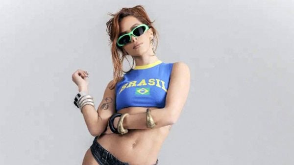 Anitta posa com "look Brasil" minimalista e deslumbra fãs e seguidores