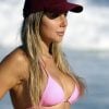 Carol Portaluppi deslumbra seguidores ao surgir na praia com biquíni rosa