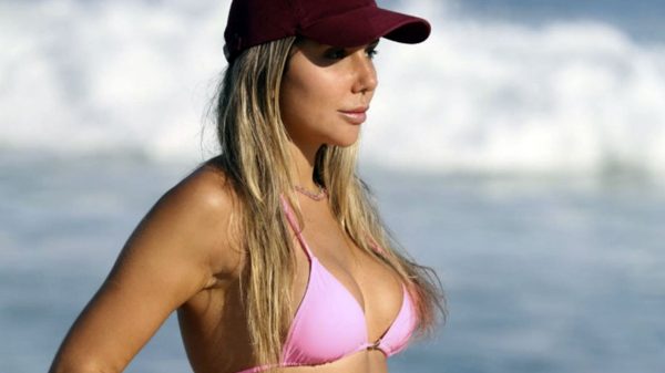 Carol Portaluppi deslumbra seguidores ao surgir na praia com biquíni rosa