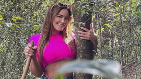 Geisy Arruda surpreende seguidores com ensaio no meio do mato