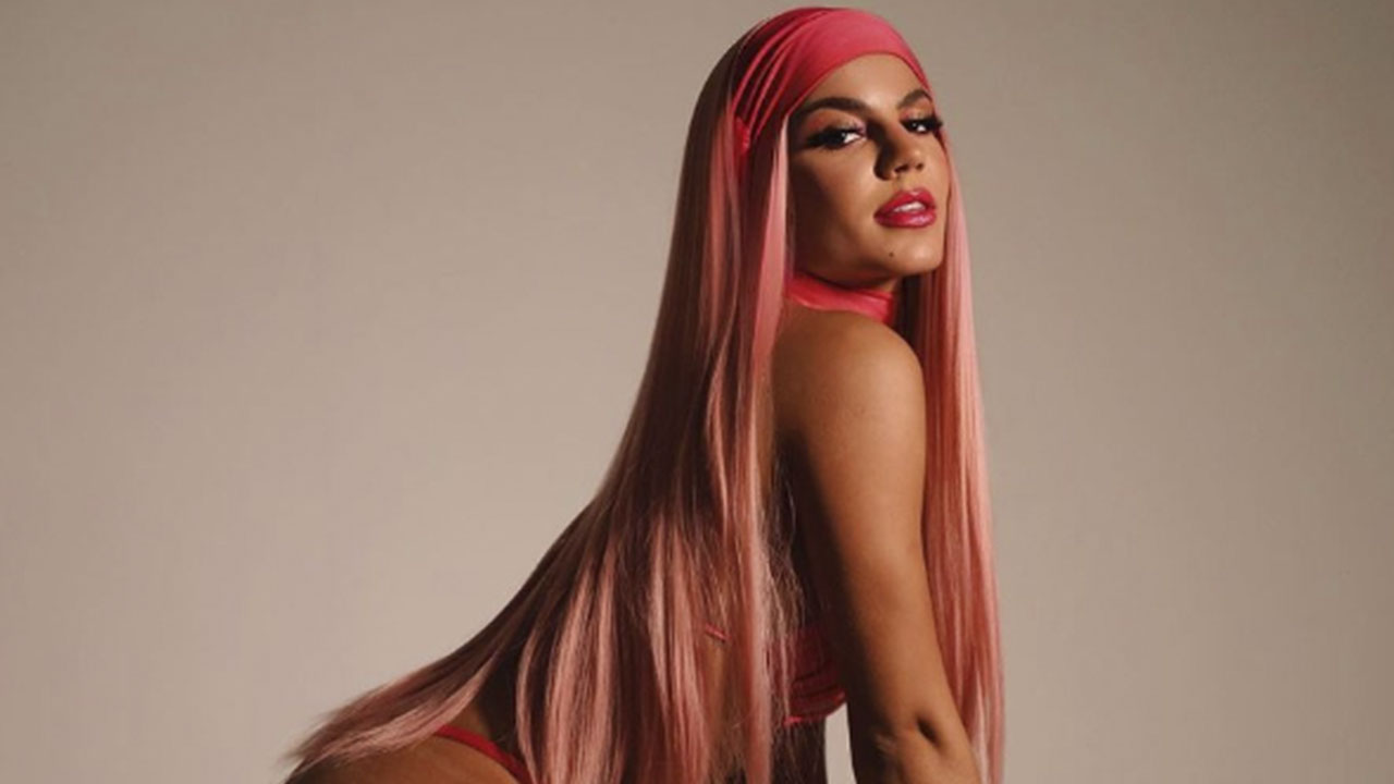 Hariany Almeida arrasa corações posando como "Barbie de biquíni"