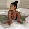 Hariany Almeida esbanja beleza relaxando na banheira de espuma
