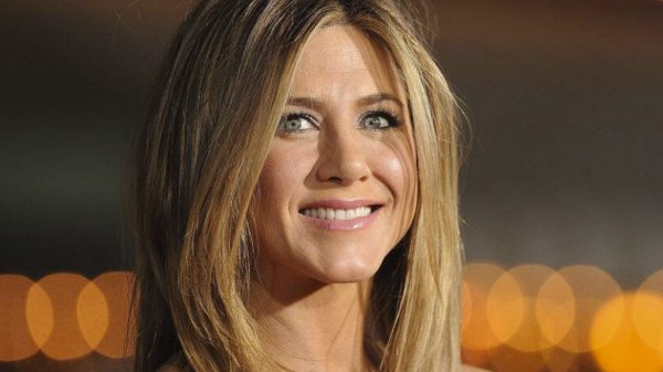 Jennifer Aniston revela tratamento de beleza com esperma de salmão e surpreende