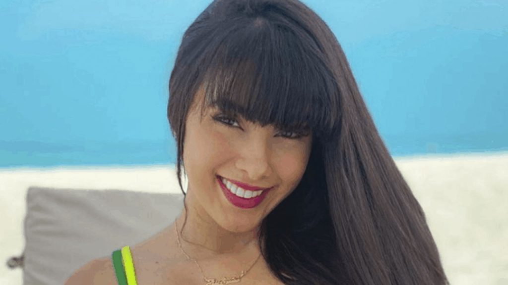 Juliana Bonde abala as redes ao surgir de fio-dental na cama