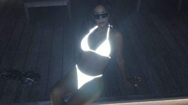 Kim Kardashian "ilumina" a noite nas redes e gera reações com seu maiô diferenciado