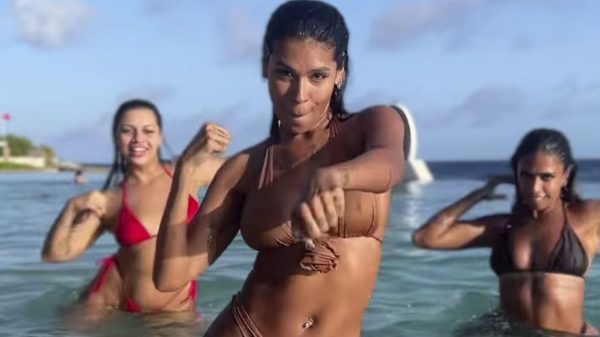 Pocah encanta fãs nas redes dançando seu novo hit com duas amigas no mar