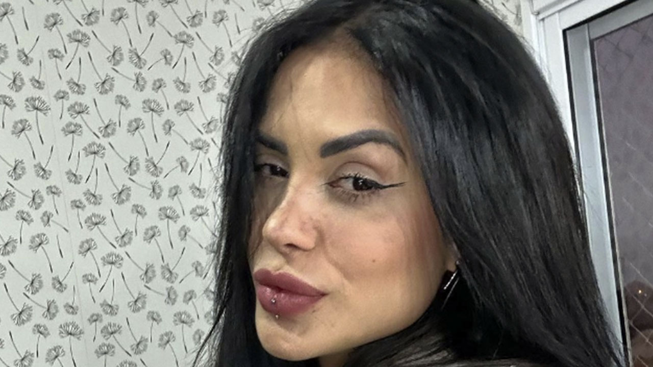 Tati Zaqui destaca beleza e ousadia em foto com top curtíssimo
