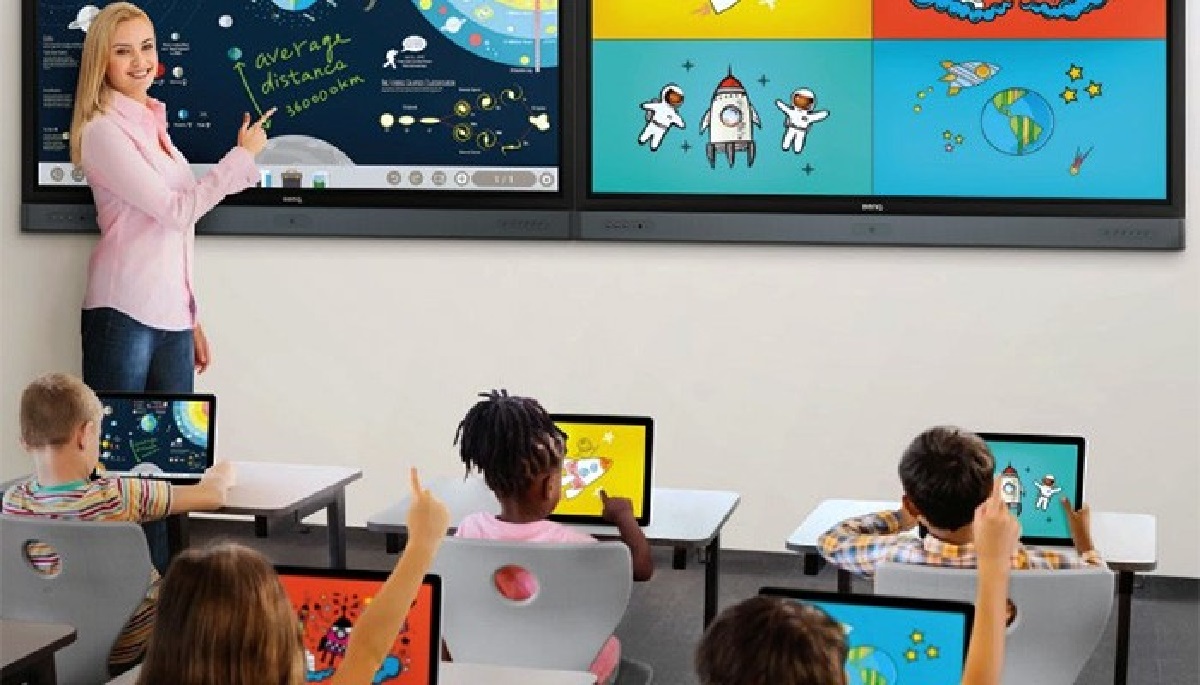 Sala de aula nos EUA com conteúdo digital de apoio ao professor respeitando sua estratégia de ensino (Foto: Divulgação)