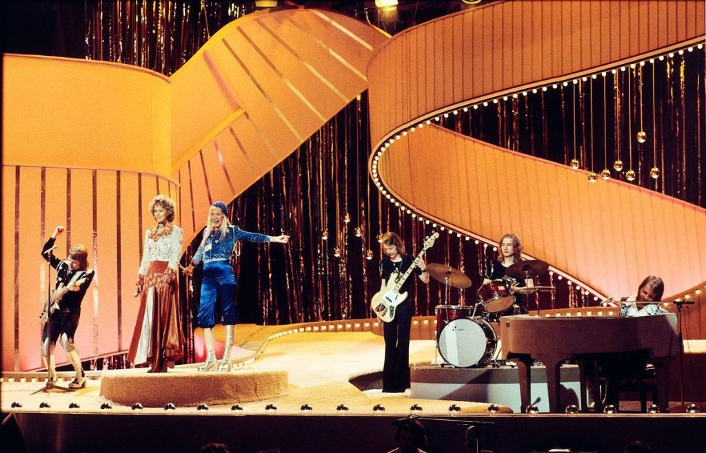 Os suecos do ABBA no Eurovision de 1974 (Foto: Reprodução/BBC TV) 