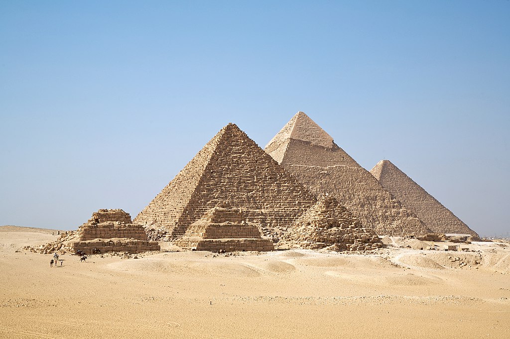 Necrópole de Gizé com as pirâmides de Quéops, Quéfren e Miquerinos (Foto: RicardoLiberato - CC)