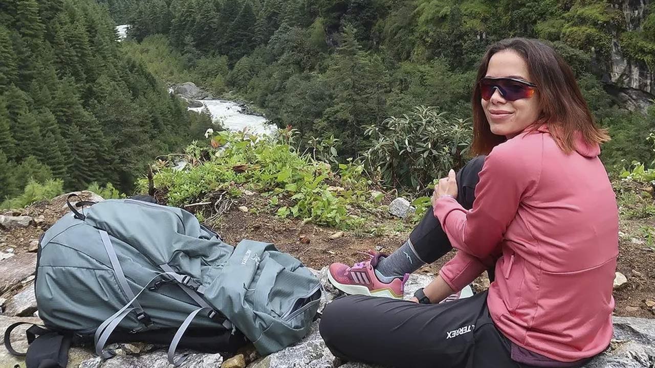 Anitta surpreende seguidores ao compartilhar fotos e reflexões sobre sua viagem ao Monte Everest