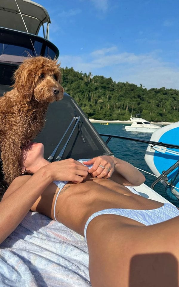 Bruna Marquezine de biquíni em um barco, acompanhada de um cachorrinho
