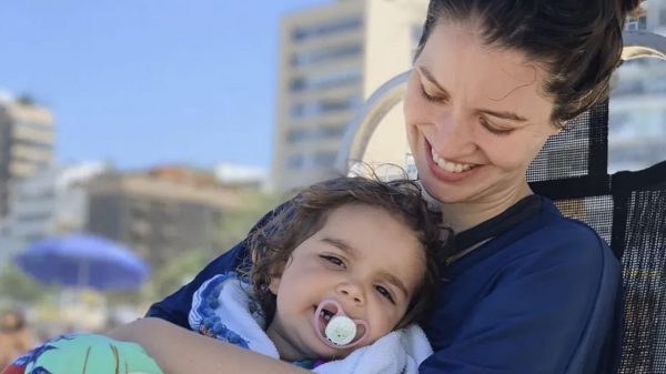 Nathalia Dill curte praia com a pequena Eva e transborda amor