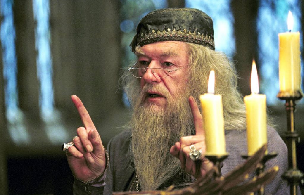 Michael Gambon ficou muito conhecido pelos jovens após sua participação em Harry Potter como Dumbledore (Foto: Divulgação)