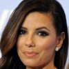 Eva Longoria esbanja beleza do alto dos seus 48 anos e encanta internautas