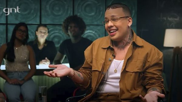 Gloria Groove participa do programa "Que História É Essa, Porchat?"