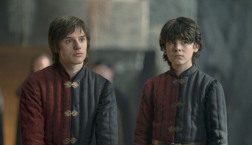 Os jovens príncipes herdeiros, sabidamente bastardos, terão que defender a própria vida na saga da HBO (Foto: HBO)