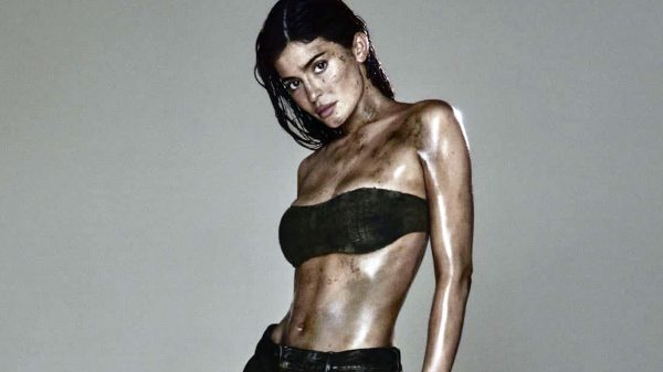 Kylie Jenner surpreende e aparece coberta de lama em nova campanha