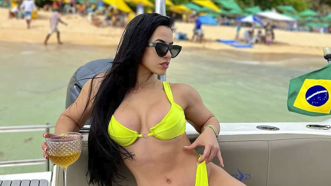 Ex-BBB Larissa Tomásia esbanja boa forma em passeio de barco